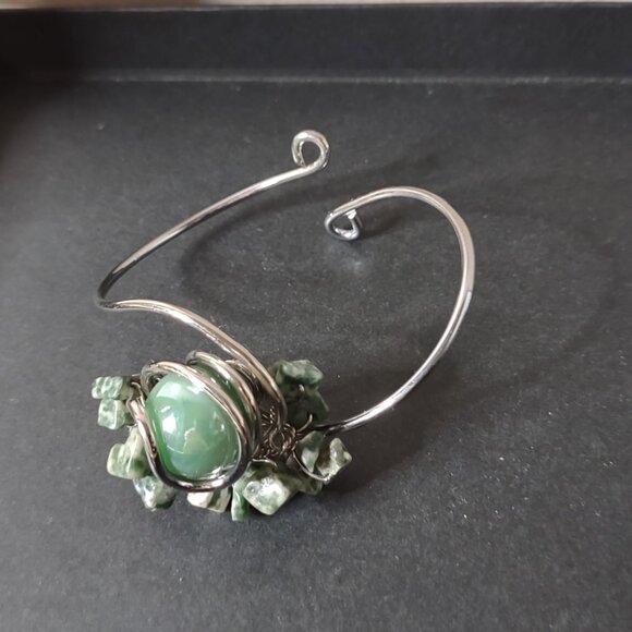 6.5 Inch Weird Green And Silver Tone Bracelet - Picture 6 of 9